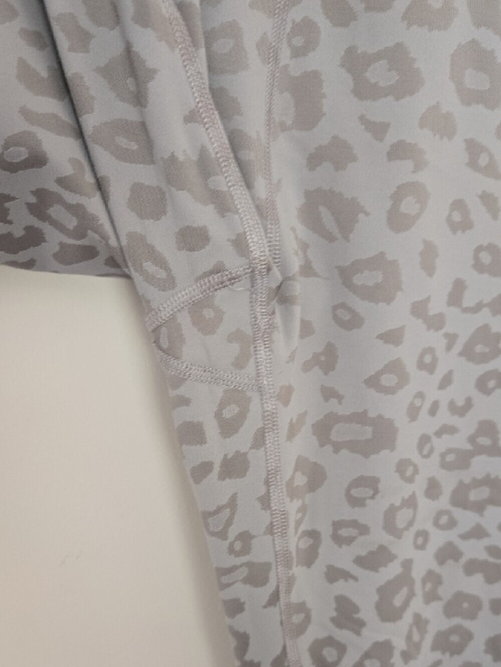 Beyond Yoga Grey Leopard Print Leggings - High Waist Athletic Activewear Medium - Picture 2 of 4